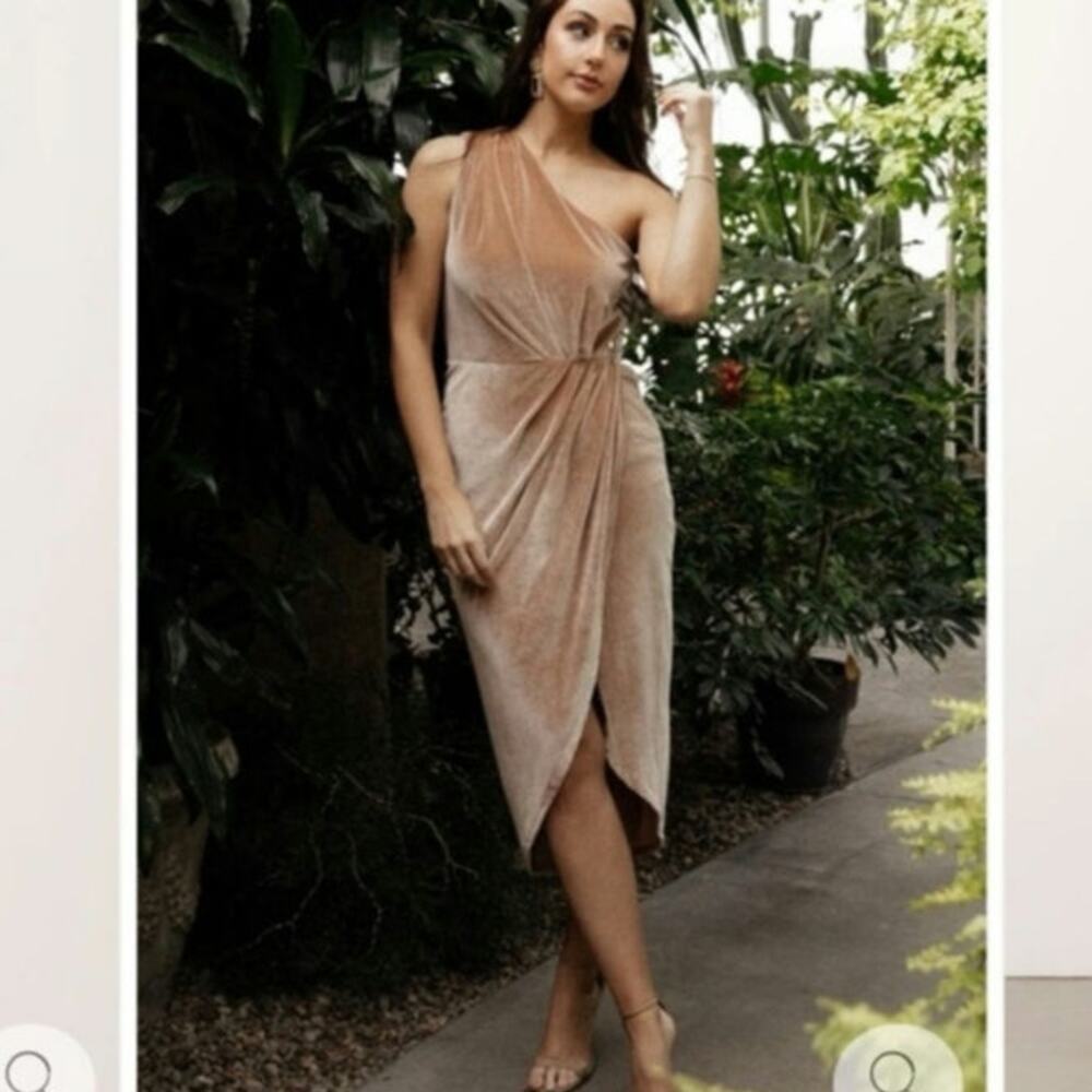 BALTIC BORN KOURTNEY VELVET ONE SHOULDER DRESS IN CHAMPAGNE, sz LARGE